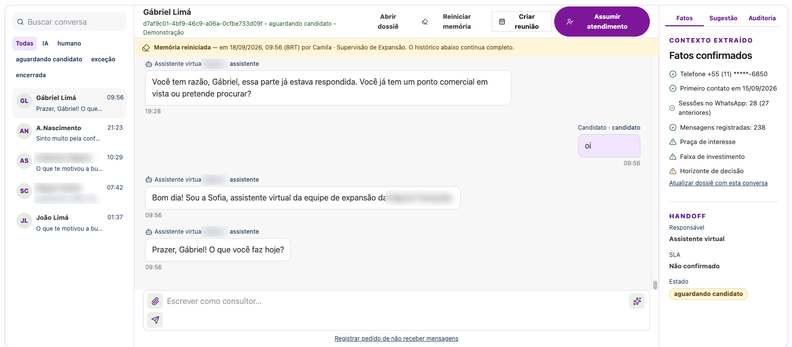 Tela de conversas: lista de atendimentos, conversa do agente com o lead, botão para assumir o atendimento e painel lateral com os fatos extraídos